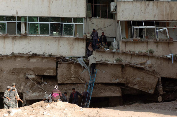  Local people are evacuated using an iron ladder after a landslide hit Zhouqu county, Gannan Tibetan autonomous prefecture in Northwest China&apos;s Gansu province. [Xinhua]