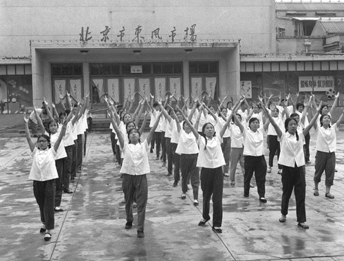 Sales staff at a shopping center in Beijing do radio in this file photo taken in 1971. [Xinhua]