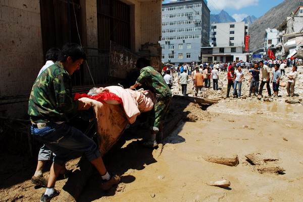 Rescuers carry a survivor out of the debris in mudslide-hit Zhouqu County, northwest China&apos;s Gansu Province, Aug 9, 2010. 