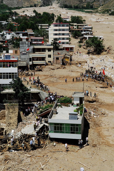 Soldiers carry out rescue efforts in mudslide-hit Zhouqu County, northwest China&apos;s Gansu Province, Aug 9, 2010.