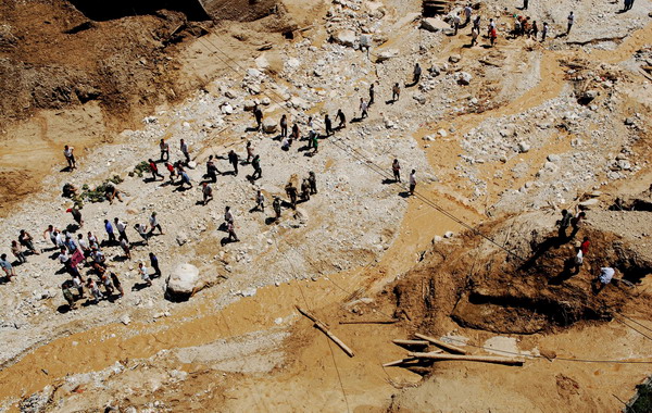 Soldiers carry out rescue efforts in mudslide-hit Zhouqu County, northwest China&apos;s Gansu Province, Aug 9, 2010.