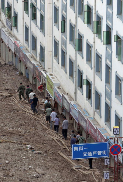 Rescue workers search for survivors in mudslide-hit Zhouqu County, northwest China&apos;s Gansu Province, Aug 9, 2010. 