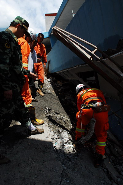 Rescue workers find a survivor under the rubble in mudslide-hit Zhouqu County, northwest China&apos;s Gansu Province, Aug 9, 2010. 