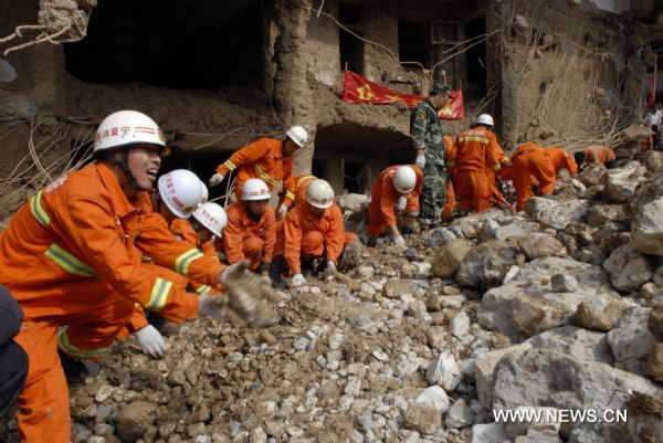 Firefighters take part in the rescue work in landslides-hit Zhouqu County, Gannan Tibetan Autonomous Prefecture in northwest China&apos;s Gansu Province, Aug. 9, 2010. 