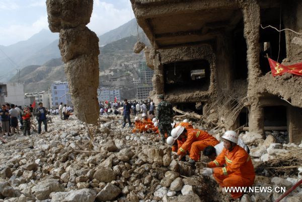 Firefighters take part in the rescue work in landslides-hit Zhouqu County, Gannan Tibetan Autonomous Prefecture in northwest China&apos;s Gansu Province, Aug. 9, 2010. 