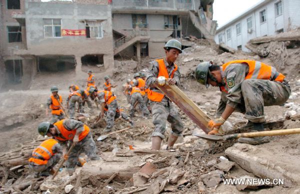 Rescuers clear up debris by hand to search for missing people in landslides-hit Zhouqu County, Gannan Tibetan Autonomous Prefecture in northwest China&apos;s Gansu Province, Aug. 9, 2010. 