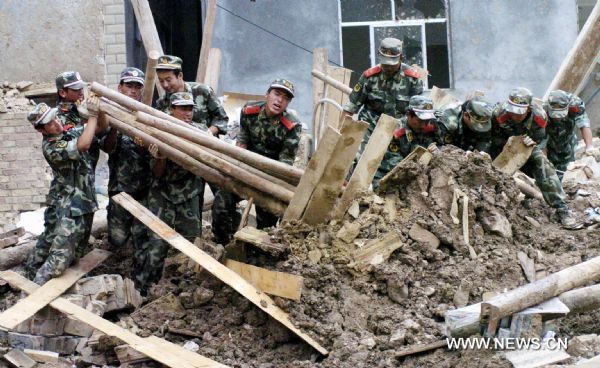 Rescuers clear up debris by hand to search for missing people in landslides-hit Zhouqu County, Gannan Tibetan Autonomous Prefecture in northwest China&apos;s Gansu Province, Aug. 9, 2010. 