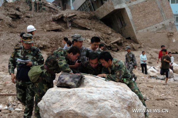 Rescuers discuss rescue plan in landslides-hit Zhouqu County, Gannan Tibetan Autonomous Prefecture in northwest China&apos;s Gansu Province, Aug. 9, 2010. 