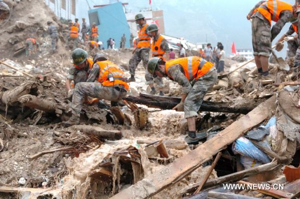 Rescuers clear up debris by hand to search for missing people in landslides-hit Zhouqu County, Gannan Tibetan Autonomous Prefecture in northwest China&apos;s Gansu Province, Aug. 9, 2010. 