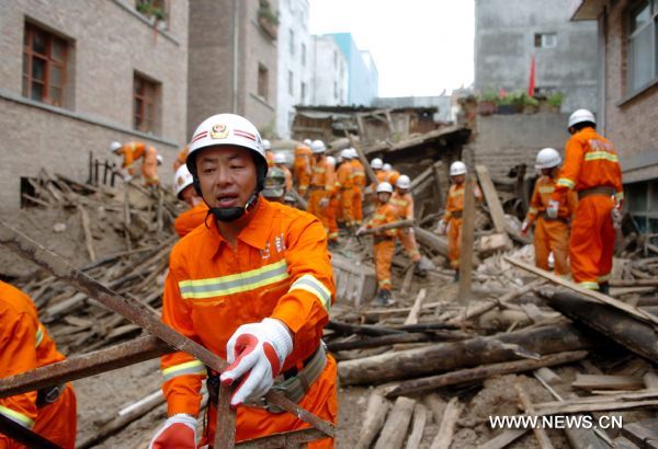 Rescuers clear up debris by hand to search for missing people in landslides-hit Zhouqu County, Gannan Tibetan Autonomous Prefecture in northwest China&apos;s Gansu Province, Aug. 9, 2010.