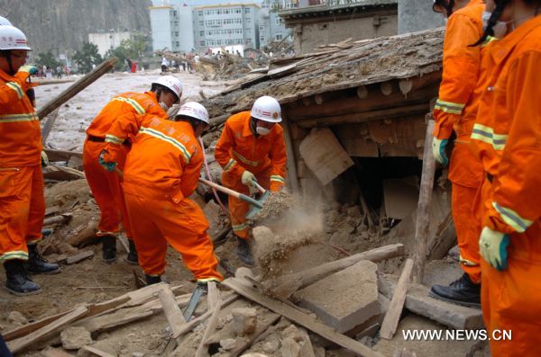 Rescuers clear up debris by hand to search for missing people in landslides-hit Zhouqu County, Gannan Tibetan Autonomous Prefecture in northwest China&apos;s Gansu Province, Aug. 9, 2010. 