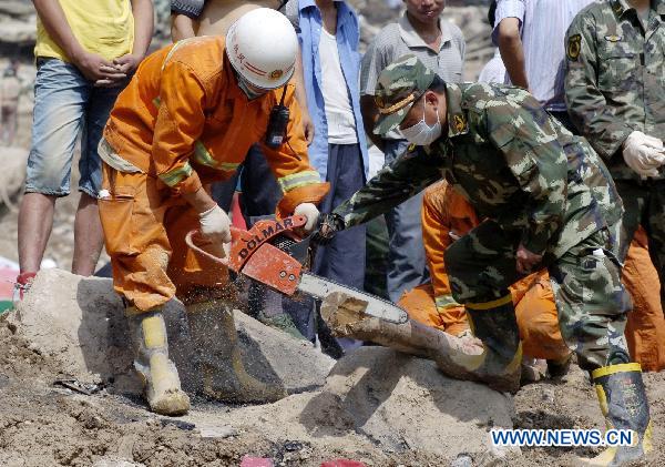 Rescuers prepare wood pillars for rescue work in the mudslide-hit Zhouqu County, Gannan Tibetan Autonomous Prefecture in northwest China's Gansu Province, Aug. 10, 2010. 