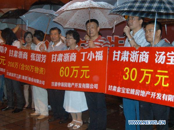 People donate for the mudslides-hit Zhouqu County at Dongfanghong Square in Lanzhou, capital of Gansu Province, Aug. 10, 2010.