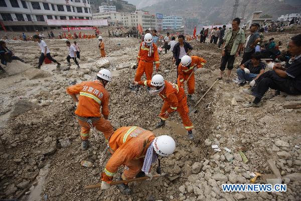 Rescuers work in Zhouqu County, Gannan Tibetan Autonomous Prefecture in northwest China's Gansu Province, Aug. 11, 2010. 