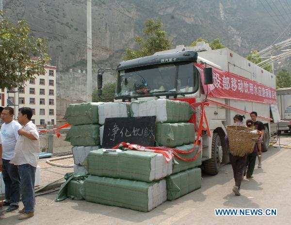 Photo taken on Aug. 11, 2010 shows a truck equipped with large-scale water purifing device in Zhouqu County, Gannan Tibetan Autonomous Prefecture in northwest China's Gansu Province.