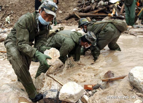 Rescuers work at landslide-hit Zhouqu County, Gannan Tibetan Autonomous Prefecture in northwest China's Gansu Province, Aug. 12, 2010.