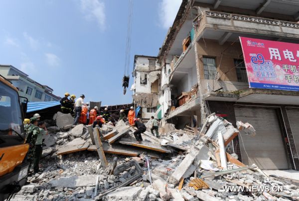 Rescuers work at a building collapse site in Qiaoxu Town of Guigang, a city of southwest China's Guangxi Zhuang Autonomous Region, Aug. 13, 2010. A three-story building in Qiaoxu Town partly collapsed on Friday morning, with many residents trapped inside, Local officials said. (Xinhua/Li Bin) (zn) 