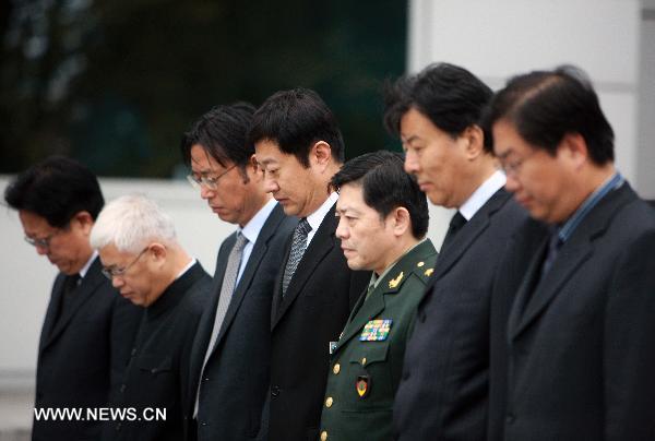 Staff members of the Chinese Embassy pay a silent tribute to the victims of the Aug. 8 mudslide disaster in Zhouqu County, Gannan Tibetan Autonomous Prefecture in northwest China's Gansu Province, in Berlin, capital of Germany, Aug. 15, 2010. 