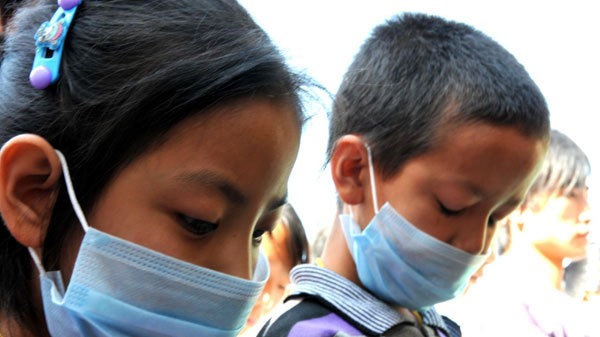 Wang Jinyan, 8 and her brother Wang Jinhong, 10 attend the mourning ceremony on Aug 15, the national day of mourning for the victims in Zhouqu, northwest China's Gansu Province.