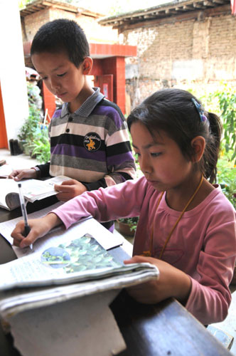 Wang Jinyan and her brother study at home. They are students from No 1 Primary School in mudslide-hit Zhouqu, northwest China's Gansu Province. 