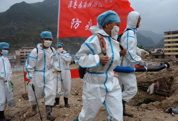 Health workers from Zhangzhou epidemic prevention station perform decontamination work at Yueyuan village of Zhouqu County, northwest China&apos;s Gansu Province, Aug 14, 2010.