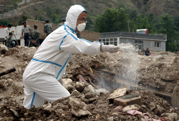 A health worker from Zhangzhou epidemic prevention station performs decontamination work at Yueyuan village of Zhouqu County, northwest China&apos;s Gansu Province, Aug 14, 2010.