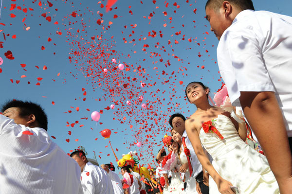 Newlyweds after a group wedding ceremony in Lushan county, Central China's Henan Province, Aug 16, 2010.