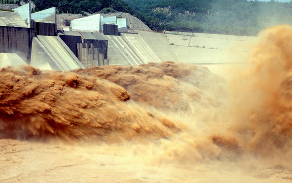 The Xiaolangdi Reservoir on the Yellow River is seen discharging flood and sand in Jiyuan, central China's Henan Province, August 16, 2010. 