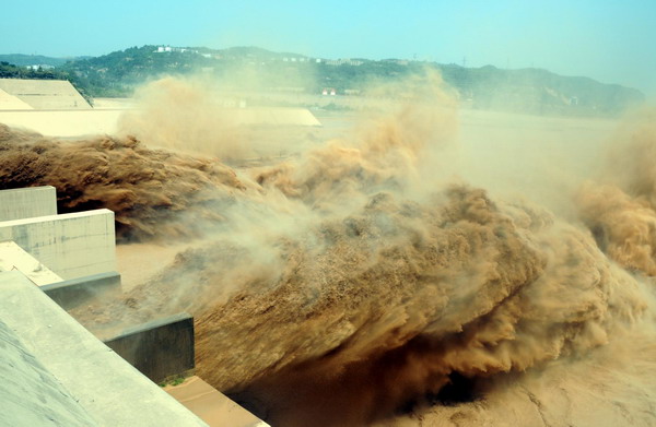 The Xiaolangdi Reservoir on the Yellow River is seen discharging flood and sand in Jiyuan, central China's Henan Province, August 16, 2010.
