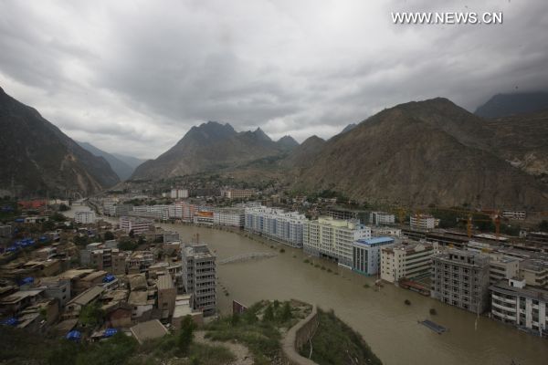 Photo taken on Aug. 16, 2010 shows the Bailongjiang River running across landslide-hit Zhouqu County, Gannan Tibetan Autonomous Prefecture in northwest China's Gansu Province. Large-scaled ponding area still remained in the county.   (Xinhua/Xing Guangli) (ly) 