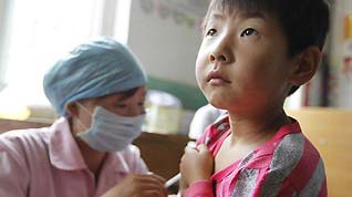 A six-year-old girl receives hepatitis vaccine at a temporary shelter in Zhouqu County, northwest China's Gansu Province, Aug. 18, 2010. About 500 children in one and a half to six years old have been vaccinated hepatitis vaccines in the mudslides-hit areas until the noon of Wednesday.