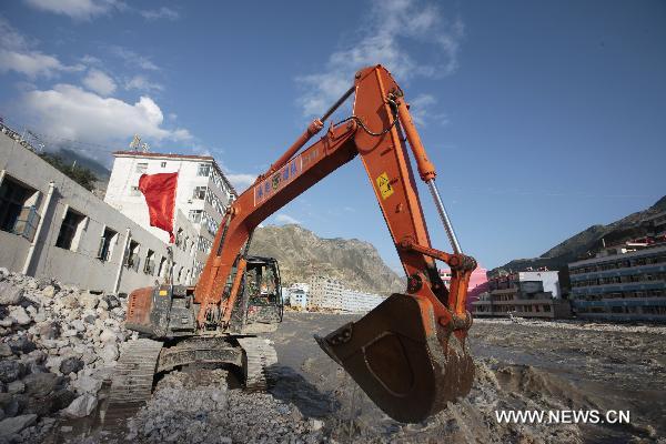 A crane removes barriers to speed up flood discharge in landslide-hit Zhouqu County, Gannan Tibetan Autonomous Prefecture in northwest China's Gansu Province, Aug. 19, 2010. 