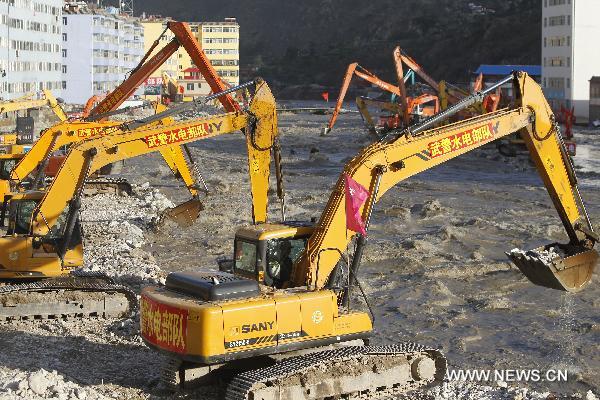  Cranes remove barriers to speed up flood discharge in landslide-hit Zhouqu County, Gannan Tibetan Autonomous Prefecture in northwest China's Gansu Province, Aug. 19, 2010. 