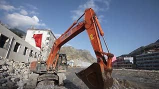 A crane removes barriers to speed up flood discharge in landslide-hit Zhouqu County, Gannan Tibetan Autonomous Prefecture in northwest China's Gansu Province, Aug. 19, 2010.