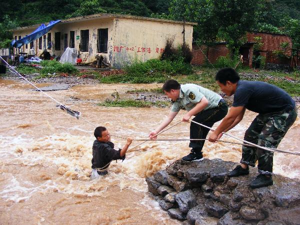 Rescuers save a people at Shuiyu Village in Xinxiang, central China's Henan Province, Aug. 19. 2010. 