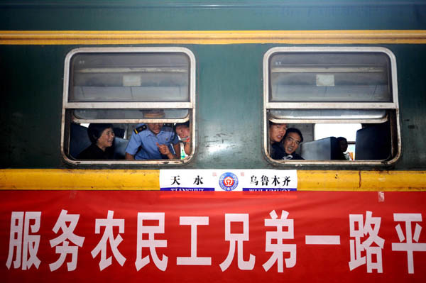 Farmers board a train bound for Xinjiang Uygur Autonomous Region at a railway station in Tianshui, northwest China's Gansu Province, Aug 20, 2010. 