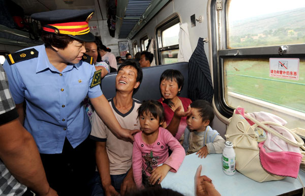 An attendant talks with farmers aboard a train bound for Xinjiang Uygur Autonomous Region at a railway station in Tianshui, northwest China's Gansu Province, Aug 20, 2010.