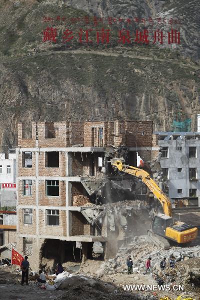 A crane demolishes a dilapidated building at the mudslide-hit Zhouqu County, Gannan Tibetan Autonomous Prefecture in northwest China&apos;s Gansu Province, Aug. 20, 2010.
