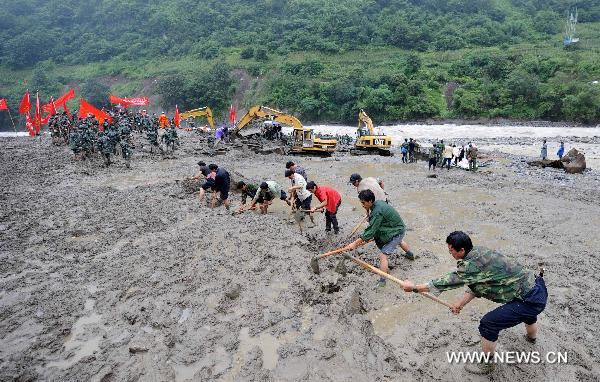 Rescuers clear off sludge in mudslide-hit Puladi Township of Gongshan Drung-Nu Autonomous County, southwest China&apos;s Yunnan Province, Aug. 20, 2010. 