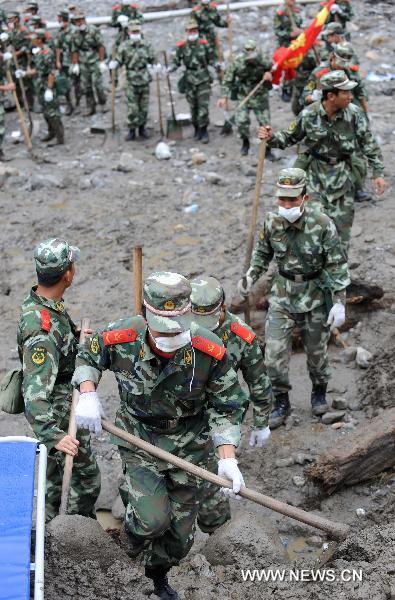 Soldiers take part in rescue operation in mudslide-hit Puladi Township of Gongshan Drung-Nu Autonomous County, southwest China&apos;s Yunnan Province, Aug. 20, 2010. 