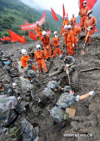 Rescuers search in mudslide-hit Puladi Township of Gongshan Drung-Nu Autonomous County, southwest China&apos;s Yunnan Province, Aug. 20, 2010.