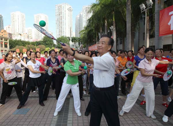 Chinese Premier Wen Jiabao joins local residents in Taichi rhythm ball exercises while visiting Huanggang community in Shenzhen, Guangdong Province August 21, 2010.