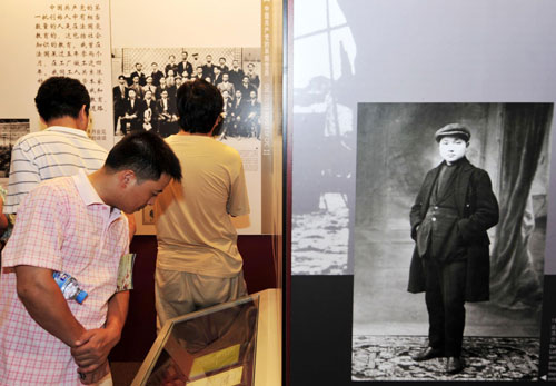 Visitors attend an exhibition commemorating the late Chinese leader Deng Xiaoping, known as the paramount leader of China's reform and opening-up in Shenzhen, the country's first special economic zone in south China's Guangdong Province August 22, 2010.