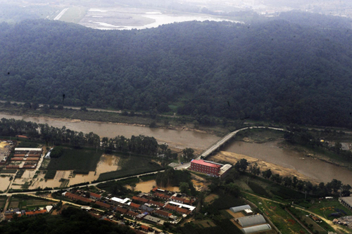 An aerial photo shows houses are inundated in flood waters in Dandong, northeast China's Liaoning Province on August 22, 2010.