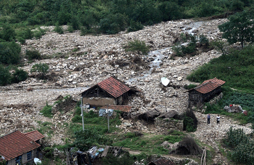 An aerial photo shows a village after hitting by floods in Dandong, northeast China's Liaoning Province on August 22, 2010.