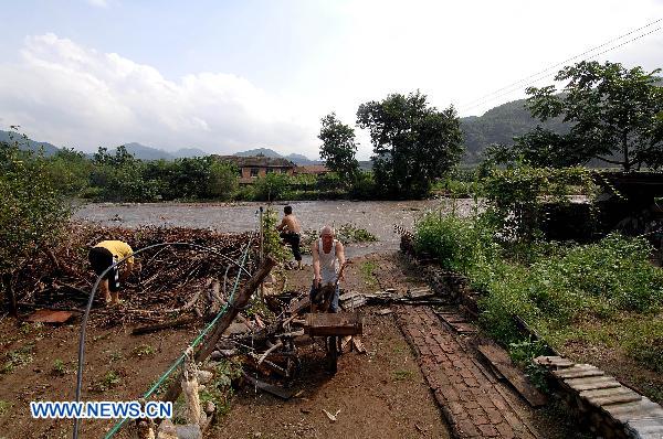 Villagers clean a yard in Tuanjie Village, Kuandian Man Autonomous County of Dandong City, northeast China's Liaoning Province, Aug. 21, 2010.