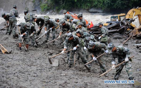 Rescuers work in Puladi Town, Gongshan of southwest China's Yunnan Province, Aug. 22, 2010. 