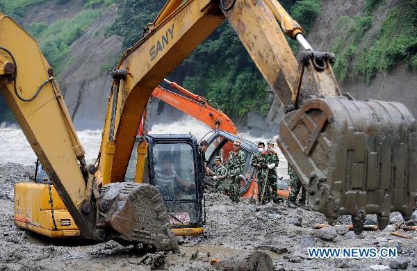 Rescuers work in Puladi Town, Gongshan of southwest China's Yunnan Province, Aug. 22, 2010. 