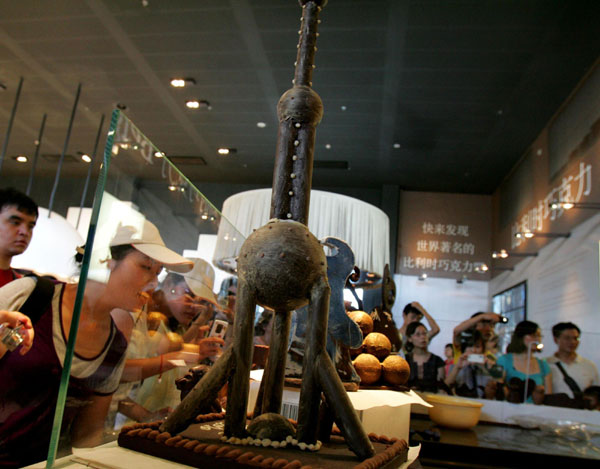 A chocolate replica of the Oriental Pearl Tower is displayed at the Belgium-EU Pavilion of Expo Park in Shanghai, Aug 21, 2010. [Xinhua]