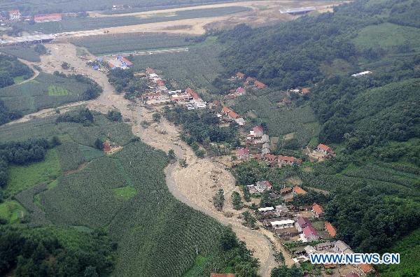 Photo taken on Aug. 22, 2010 shows the bird's-eye view of a piece of field hit by flood in Dandong City, northeast China's Liaoning Province.